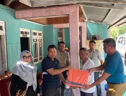 Hamzah Muslimin Serahkan Bantuan Korban Longsor Di Kelurahan Botu