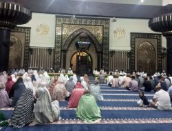 Sambut Tahun Baru Dengan Zikir, Bupati Nelson Pamitan Dihadapan Jamaah