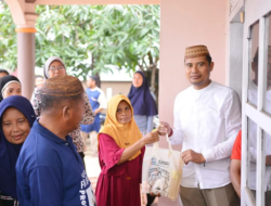 Ramadan, Politisi Gerindra Bagikan Paket Sembako untuk Warga Limboto