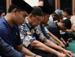Penuh Kehangatan, Gubernur Gusnar Bukber Jemaah Masjid Al-Muthmainnah