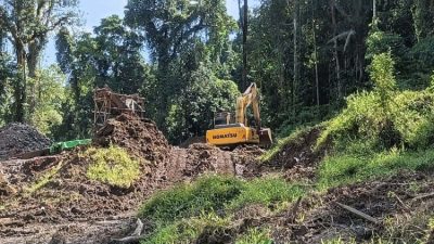 Satu unit alat berat yang beraktivitas di sungai Radangan