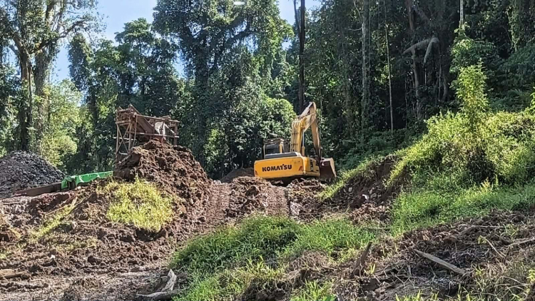 Satu unit alat berat yang beraktivitas di sungai Radangan