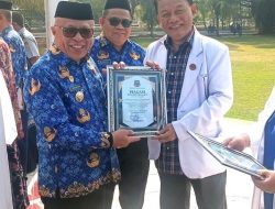 Lebih dari 30 Tahun Mengabdi, Dr Tony Mohammad Terima Penghargaan.